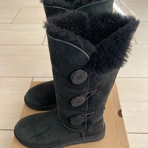 Uggs Boots Bailey Button Triplet Boot Black Color